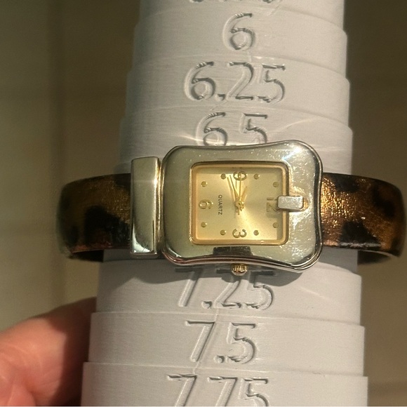 Vintage Y2K "Belt Buckle" Bangle Watch – Animal Print/Leopard/Cheetah - Picture 10 of 10